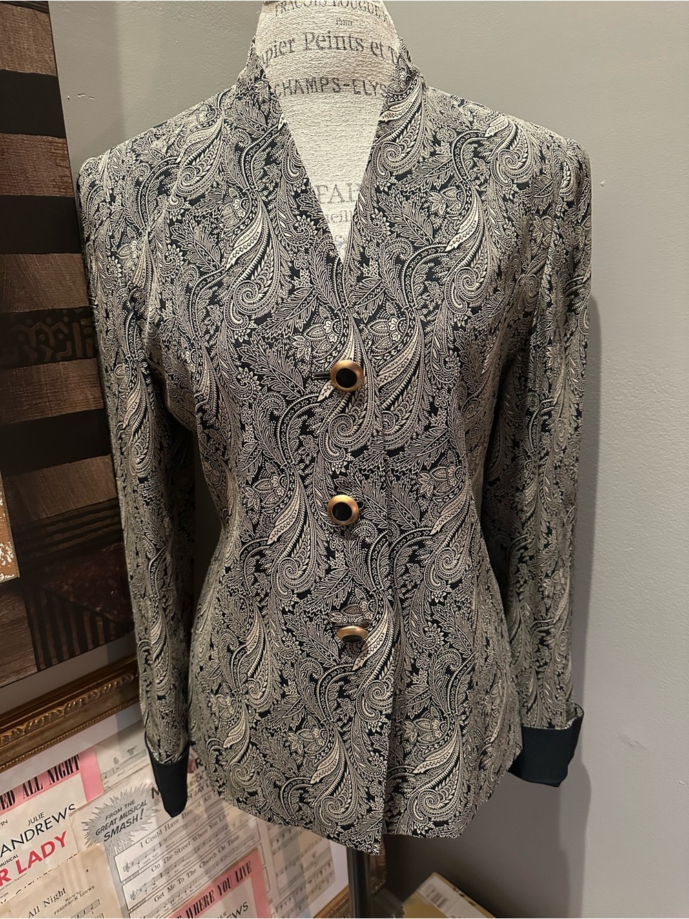 Vtg Casual Corner Black & Cream Paisley Collarless Button Jacket